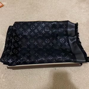Louis vuitton scarf like new 99%